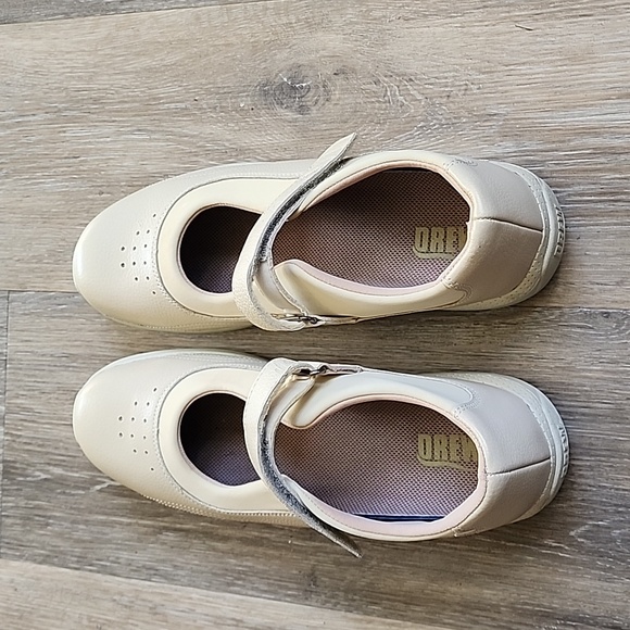 DREW WOMEN'S Cream Mary Jane Shoes